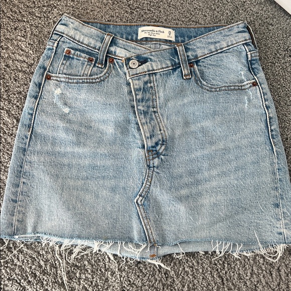 Abercrombie & Fitch - The 90’s Micro Mini High Rise Denim Skirt - Picture 2 of 4
